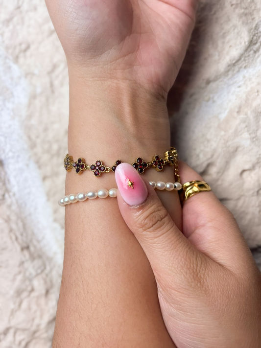 Press-on nails Rouge Passion portés, gros plan sur le pouce révélant le rouge vibrant et la précision du design fait main.